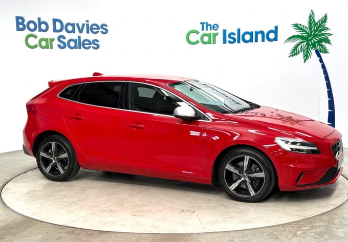 2025 Volvo V40