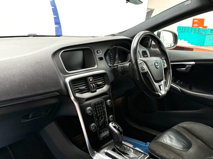 2025 Volvo V40