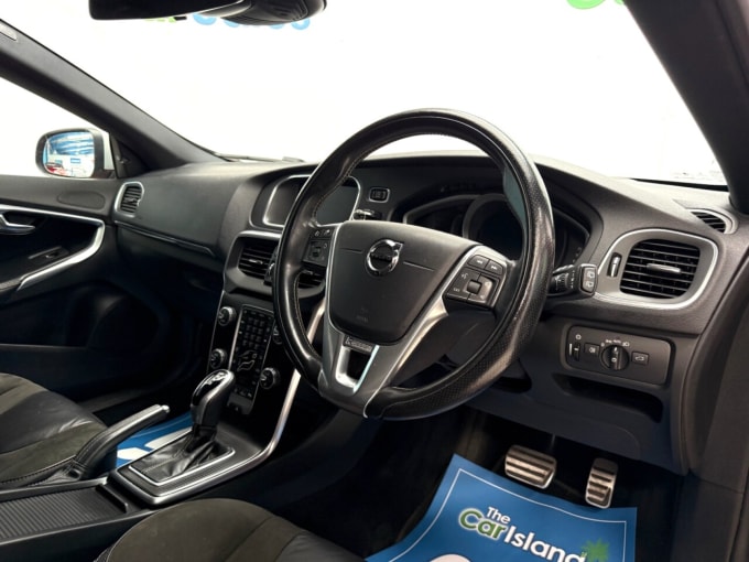2025 Volvo V40