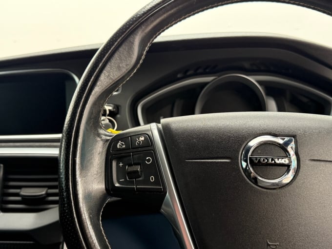 2025 Volvo V40