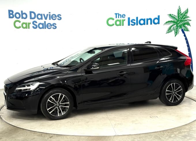 2025 Volvo V40