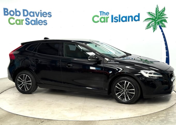 2025 Volvo V40