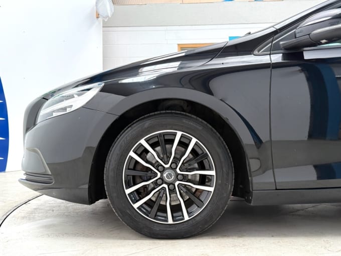 2025 Volvo V40