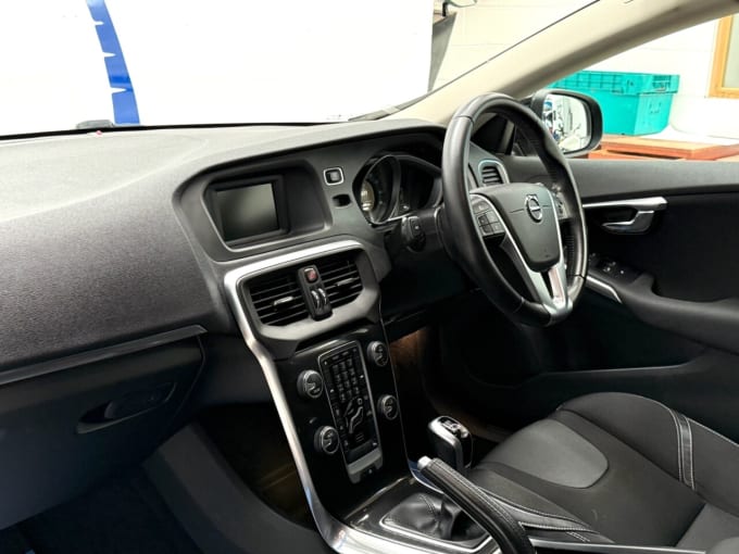 2025 Volvo V40