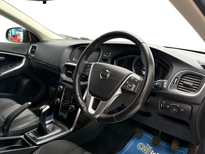 2025 Volvo V40