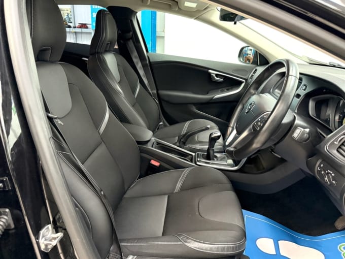 2025 Volvo V40