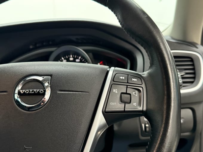 2025 Volvo V40