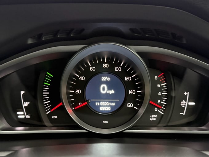 2025 Volvo V40