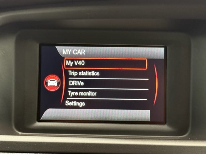 2025 Volvo V40