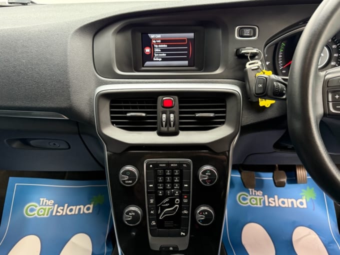2025 Volvo V40