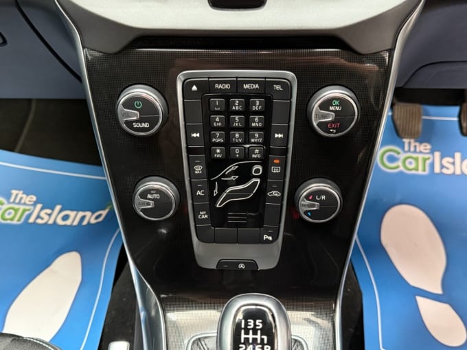 2025 Volvo V40