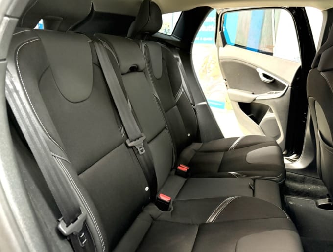 2025 Volvo V40