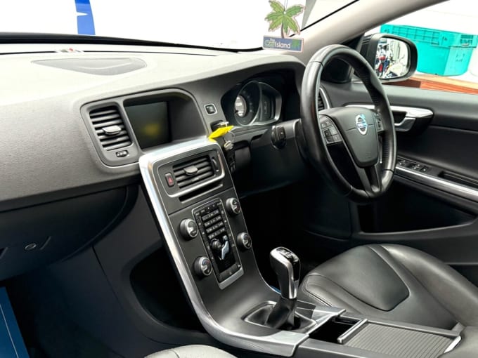 2025 Volvo V60