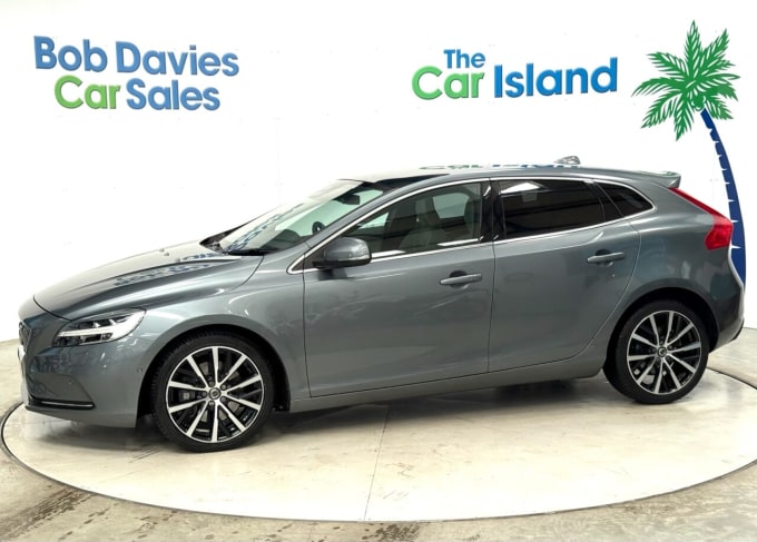 2025 Volvo V40