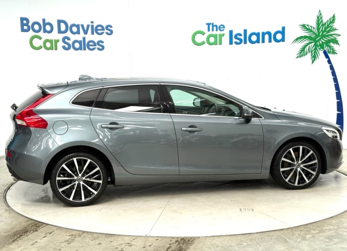2025 Volvo V40