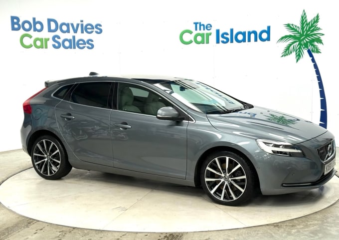 2025 Volvo V40