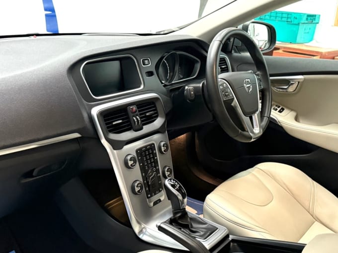 2025 Volvo V40