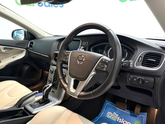 2025 Volvo V40