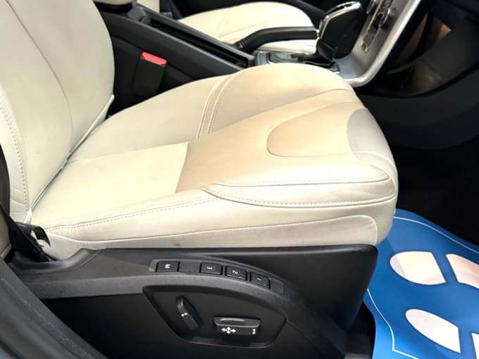 2025 Volvo V40