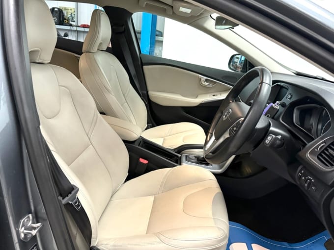 2025 Volvo V40