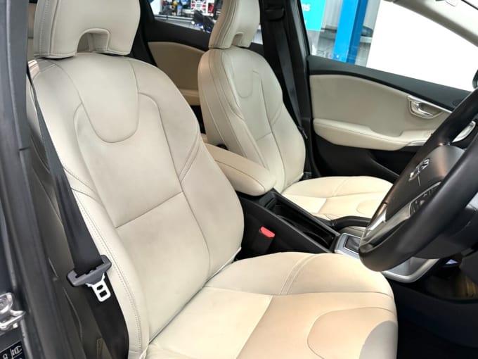 2025 Volvo V40