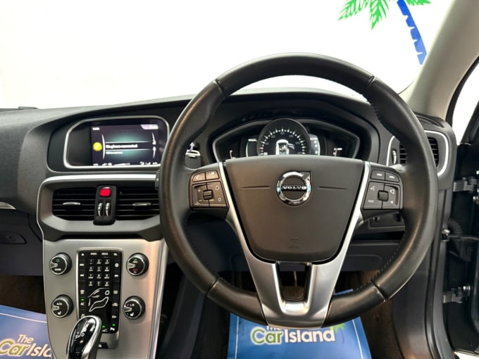 2025 Volvo V40