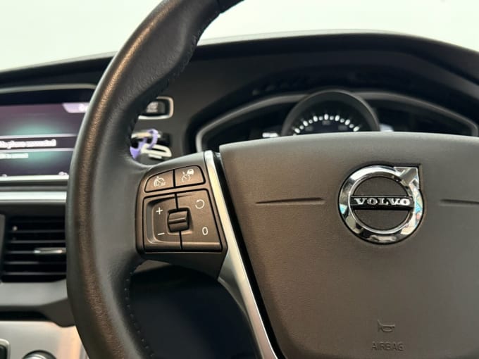 2025 Volvo V40