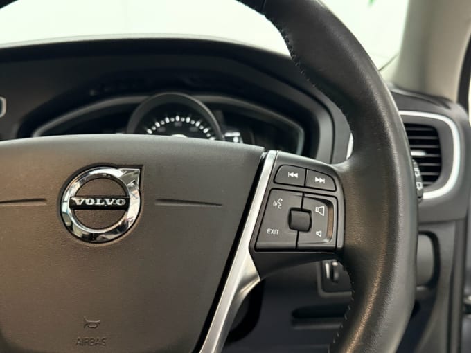 2025 Volvo V40