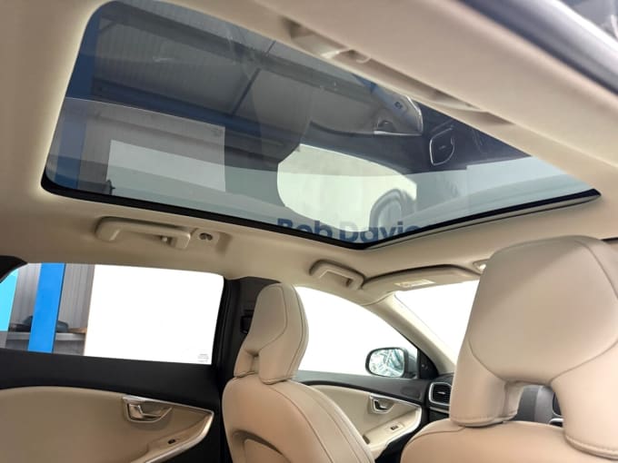 2025 Volvo V40