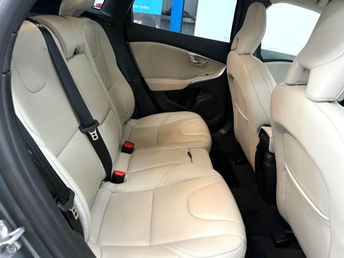 2025 Volvo V40