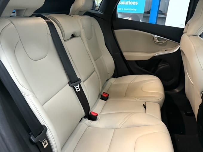 2025 Volvo V40