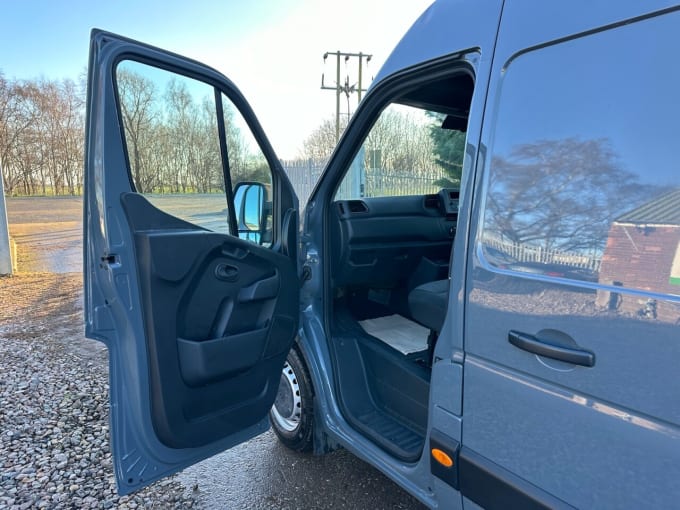 2025 Renault Master