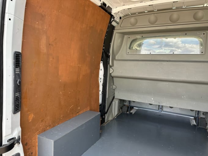 2025 Renault Master