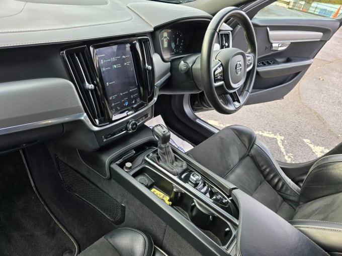 2025 Volvo V90