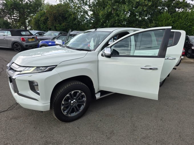 2025 Mitsubishi L200