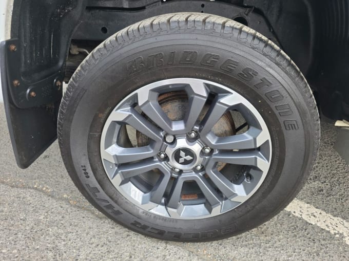 2025 Mitsubishi L200