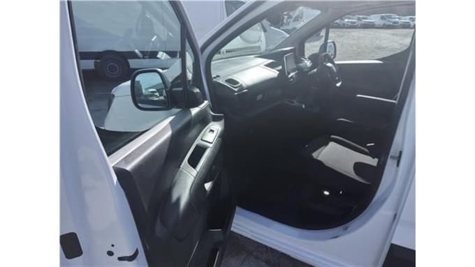 2025 Peugeot Partner