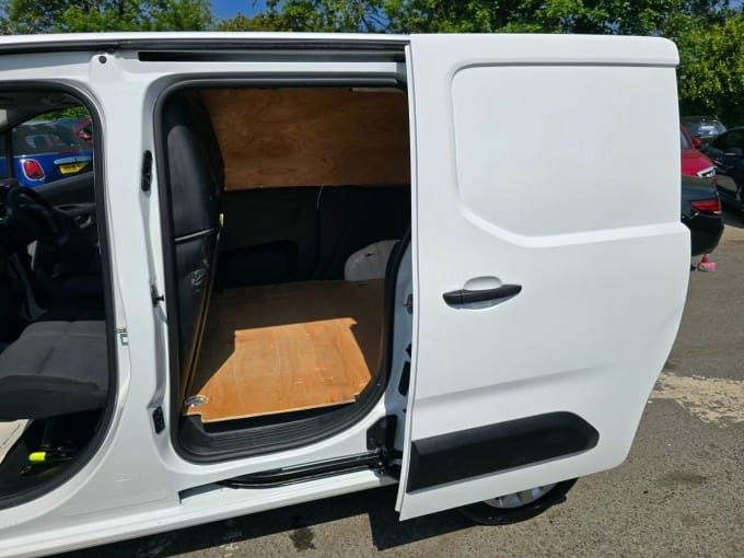 2025 Peugeot Partner