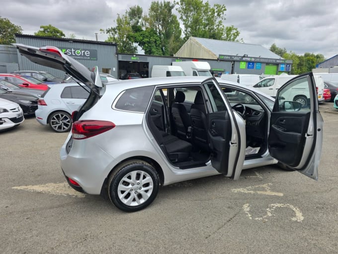 2025 Kia Carens