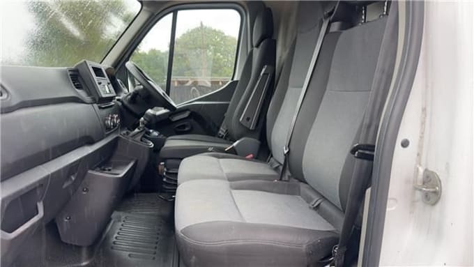 2025 Renault Master
