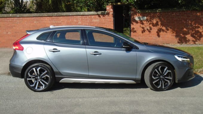 2024 Volvo V40