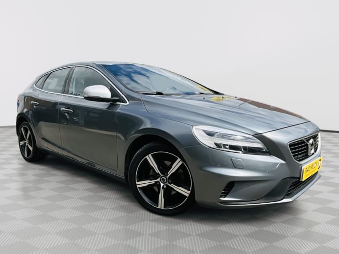 2025 Volvo V40
