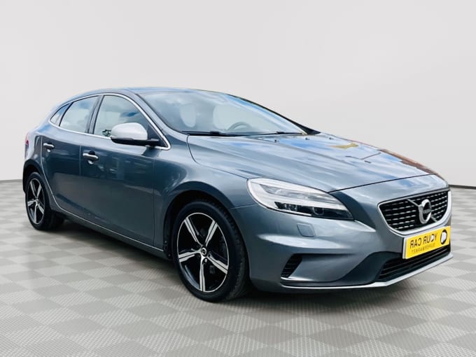 2025 Volvo V40