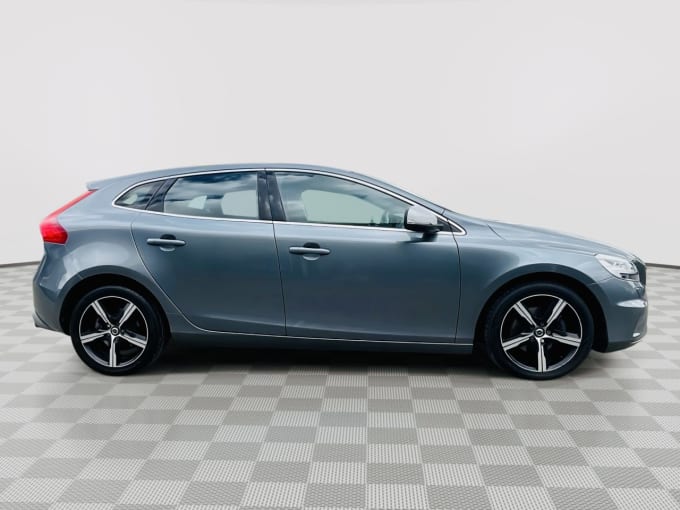 2025 Volvo V40