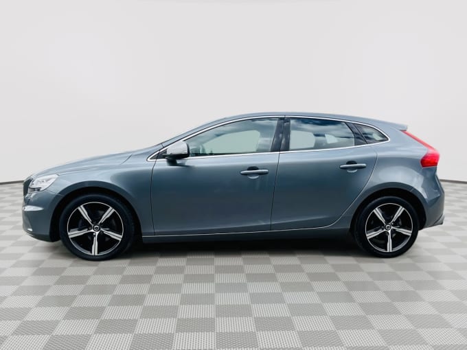 2025 Volvo V40