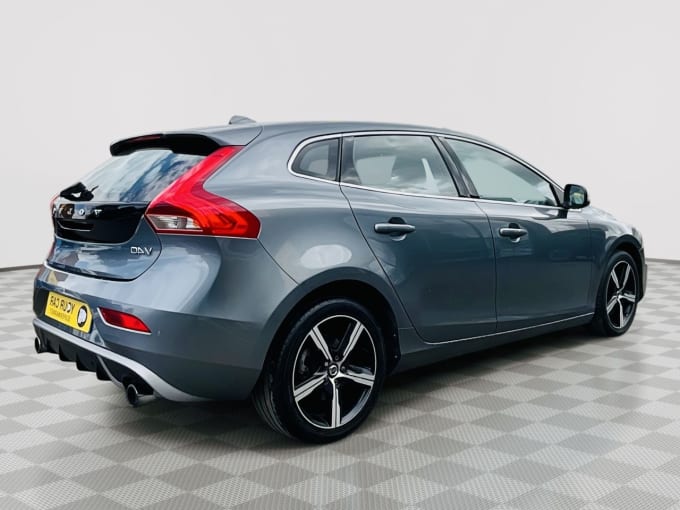 2025 Volvo V40