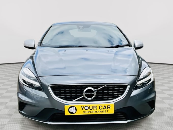 2025 Volvo V40