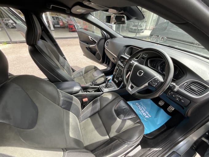 2025 Volvo V40