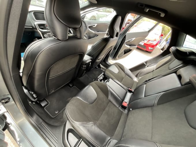 2025 Volvo V40
