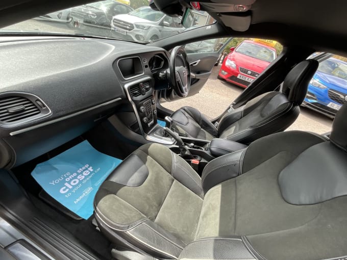 2025 Volvo V40